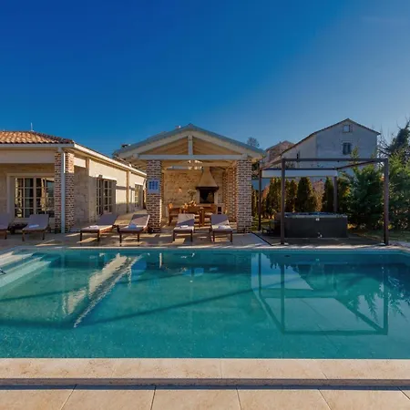 Star Mit Whirlpool By Interhome