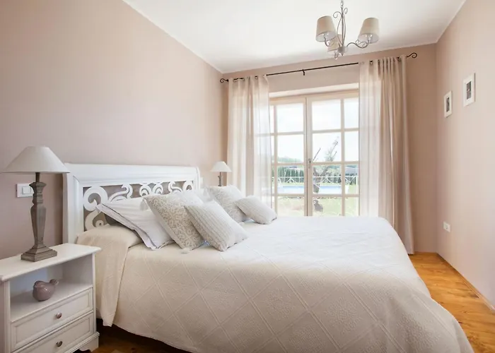 Star Mit Whirlpool By Interhome Сasa de vacaciones Šajini